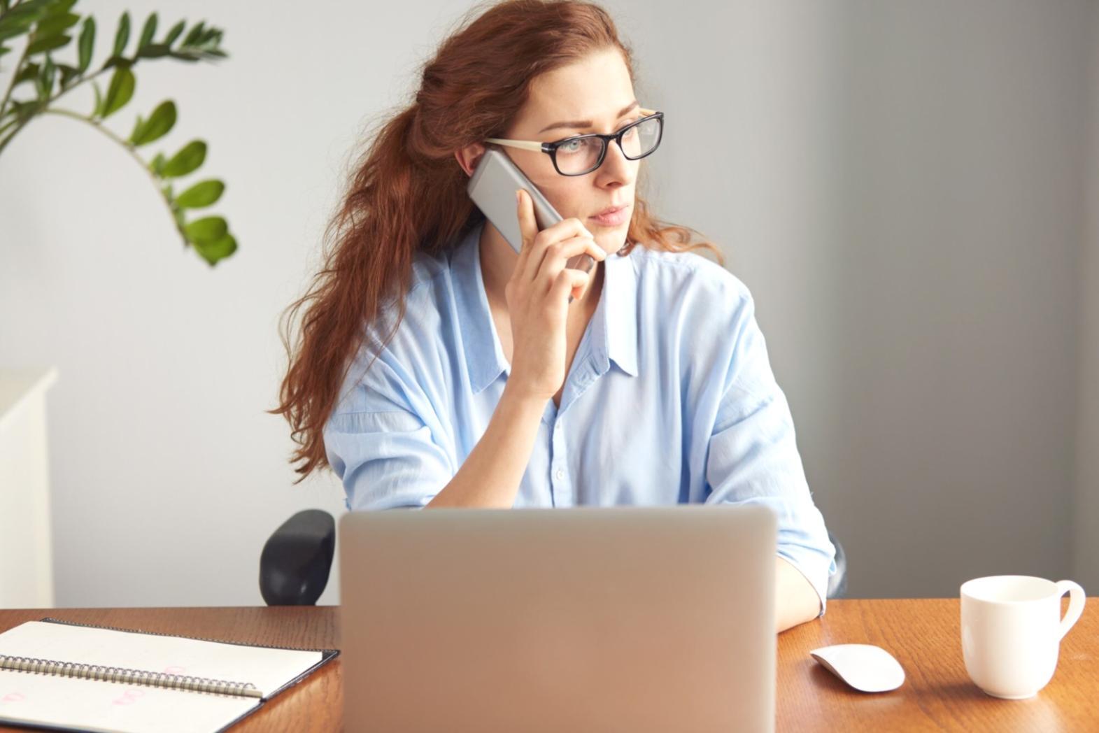Lena Köhler bei der Analyse technischer SEO-Daten